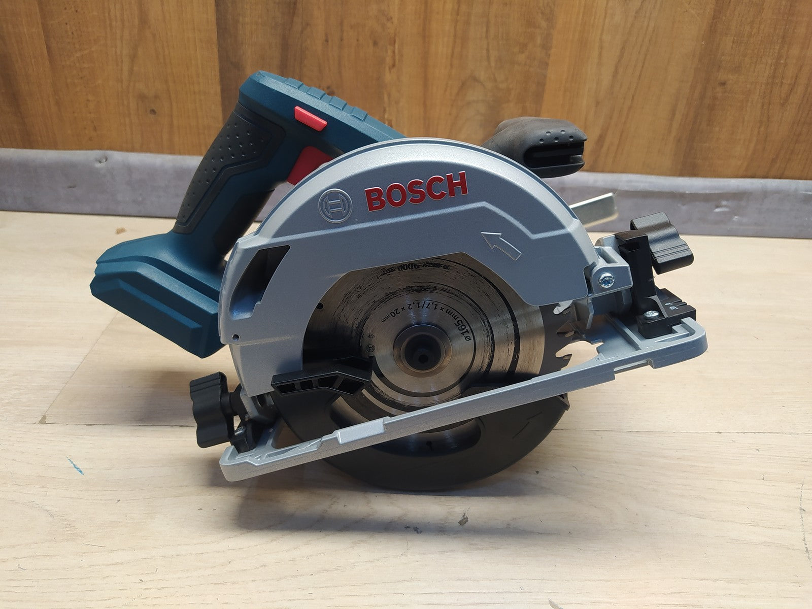 Bosch Professional Akku-Kreissäge GKS 18V-57 G SOLO, I36824