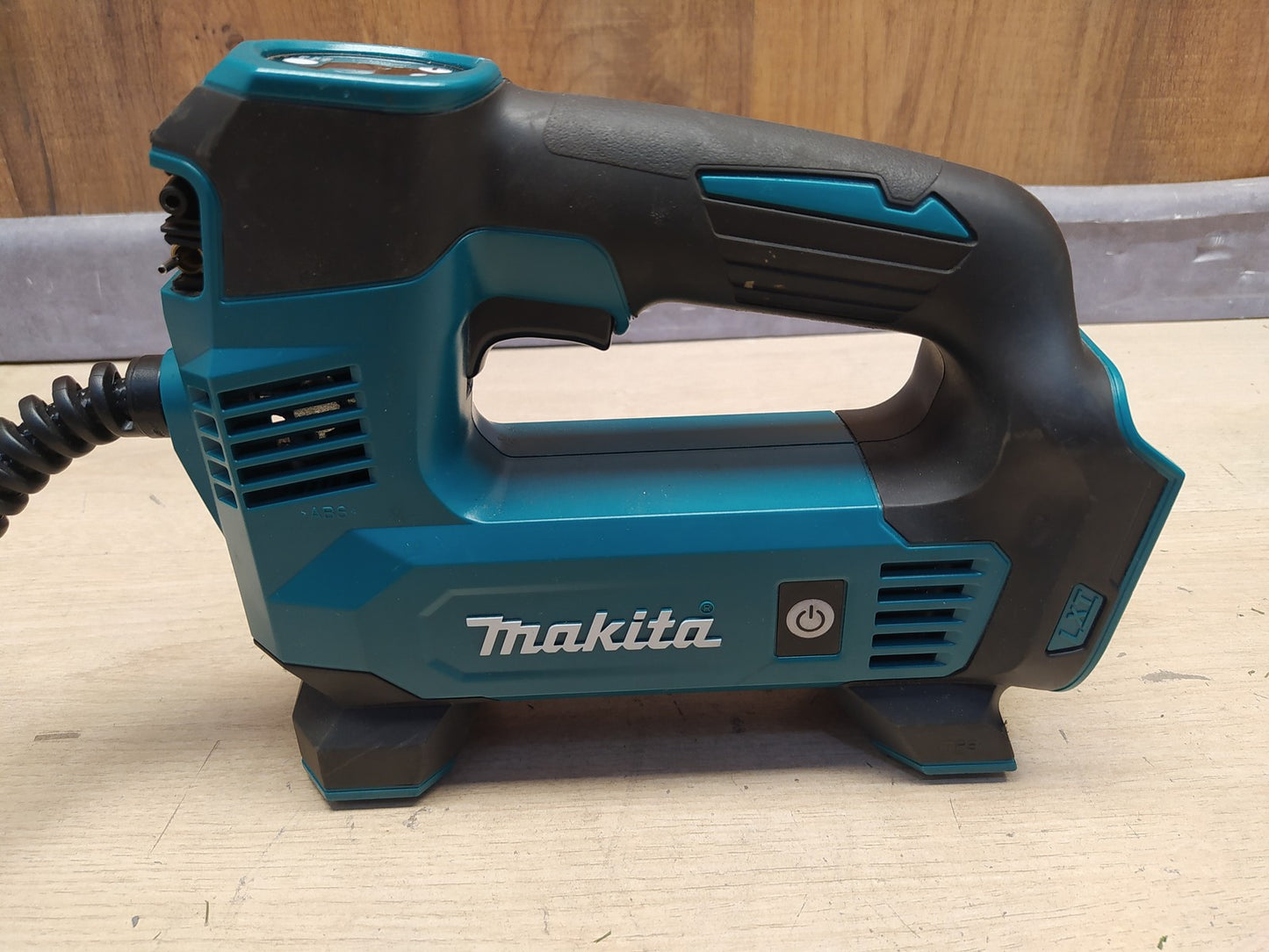 Makita DMP180Z Akku-Kompressor 8,3 bar 18V (ohne Akku, ohne Ladegerät), I37911