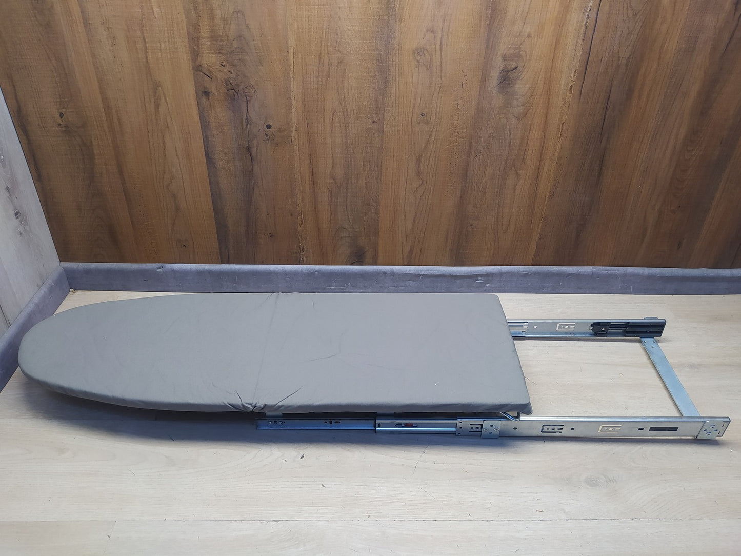 Emuca Bügelbrett für Möbel klappbar, gedämpftes System, 890x300mm, I36863