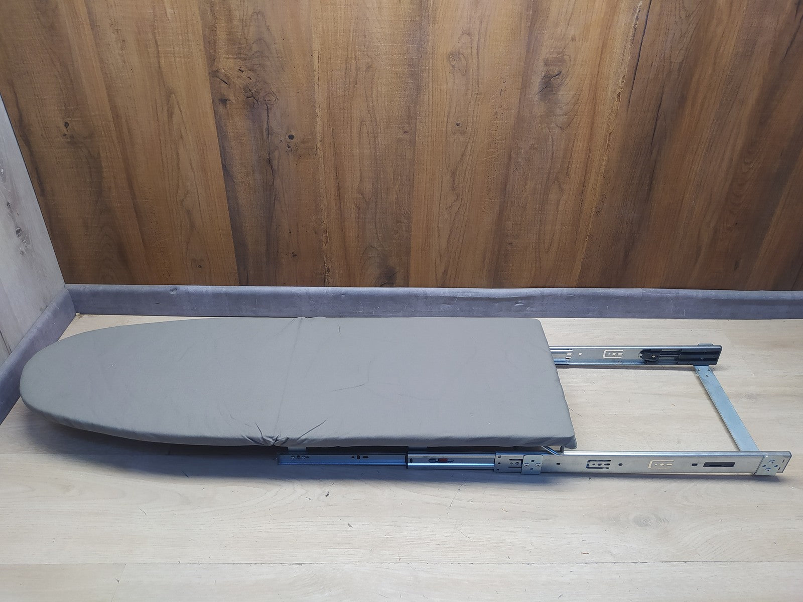Emuca Bügelbrett für Möbel klappbar, gedämpftes System, 890x300mm, I36863