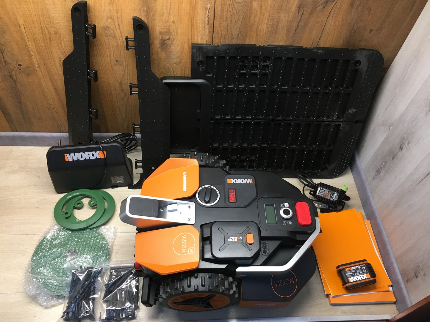 WORX Landroid Vision M550 Mähroboter ohne Begrenzungskabel WR205E, I36470