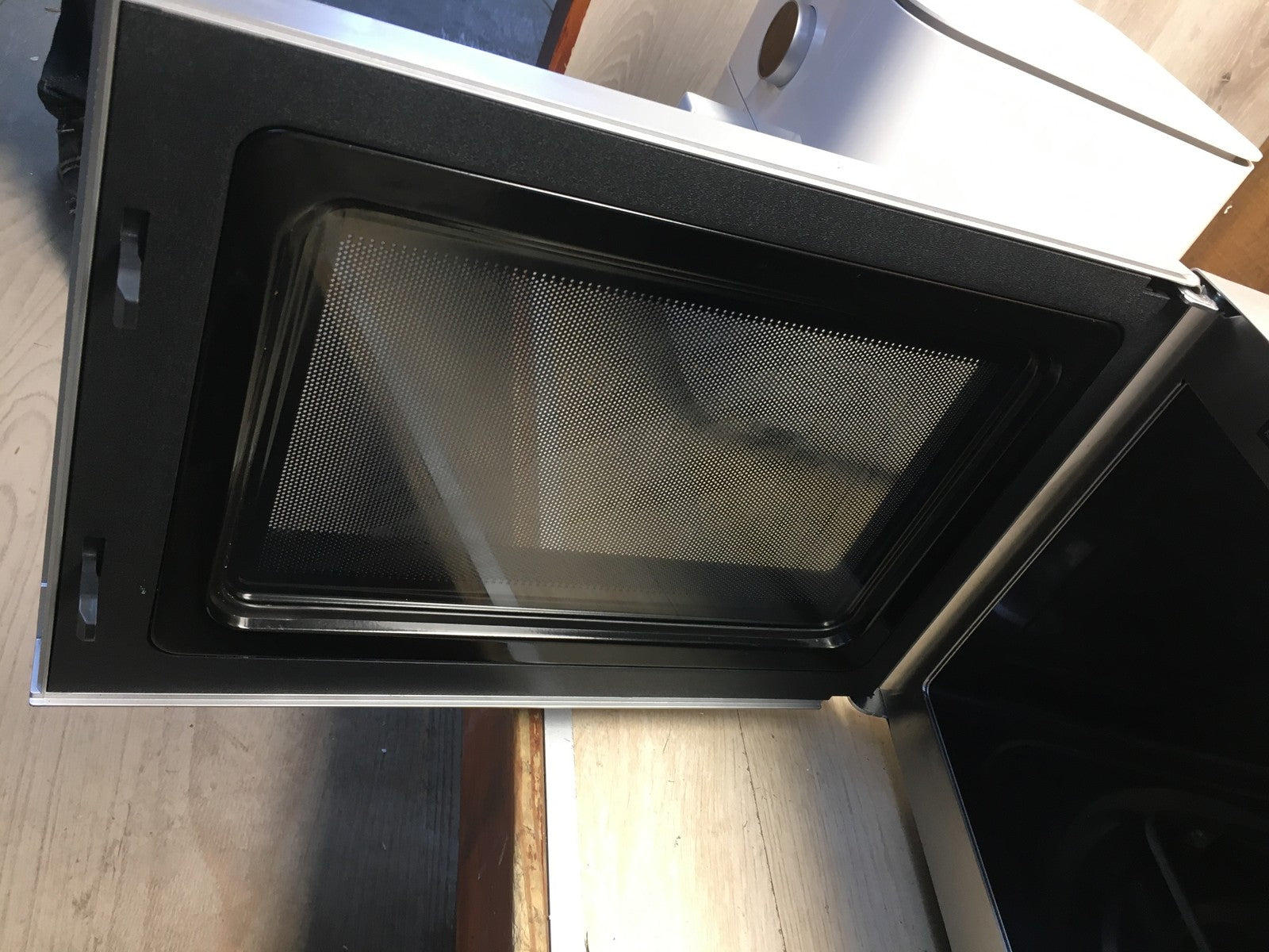 SHARP R843INW Mikrowelle 25 L, 900 W, I37690