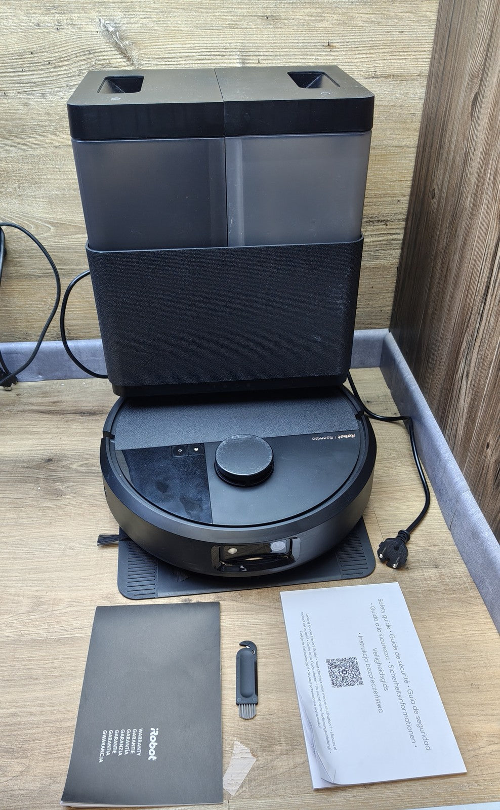iRobot Roomba Plus 505 Combo Saugroboter mit Wischfunktion, schwarz, I39864