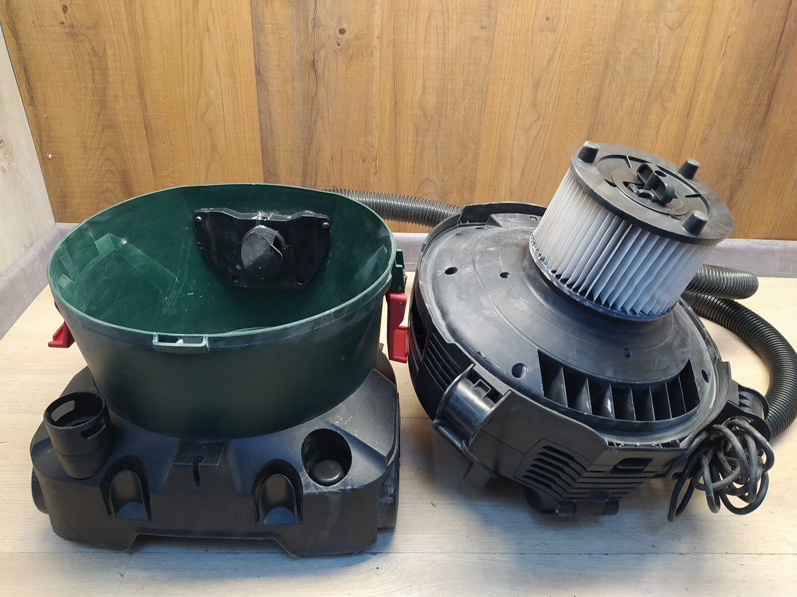 Bosch UniversalVac 15 Nass-/Trockensauger 06033D1100, I37482