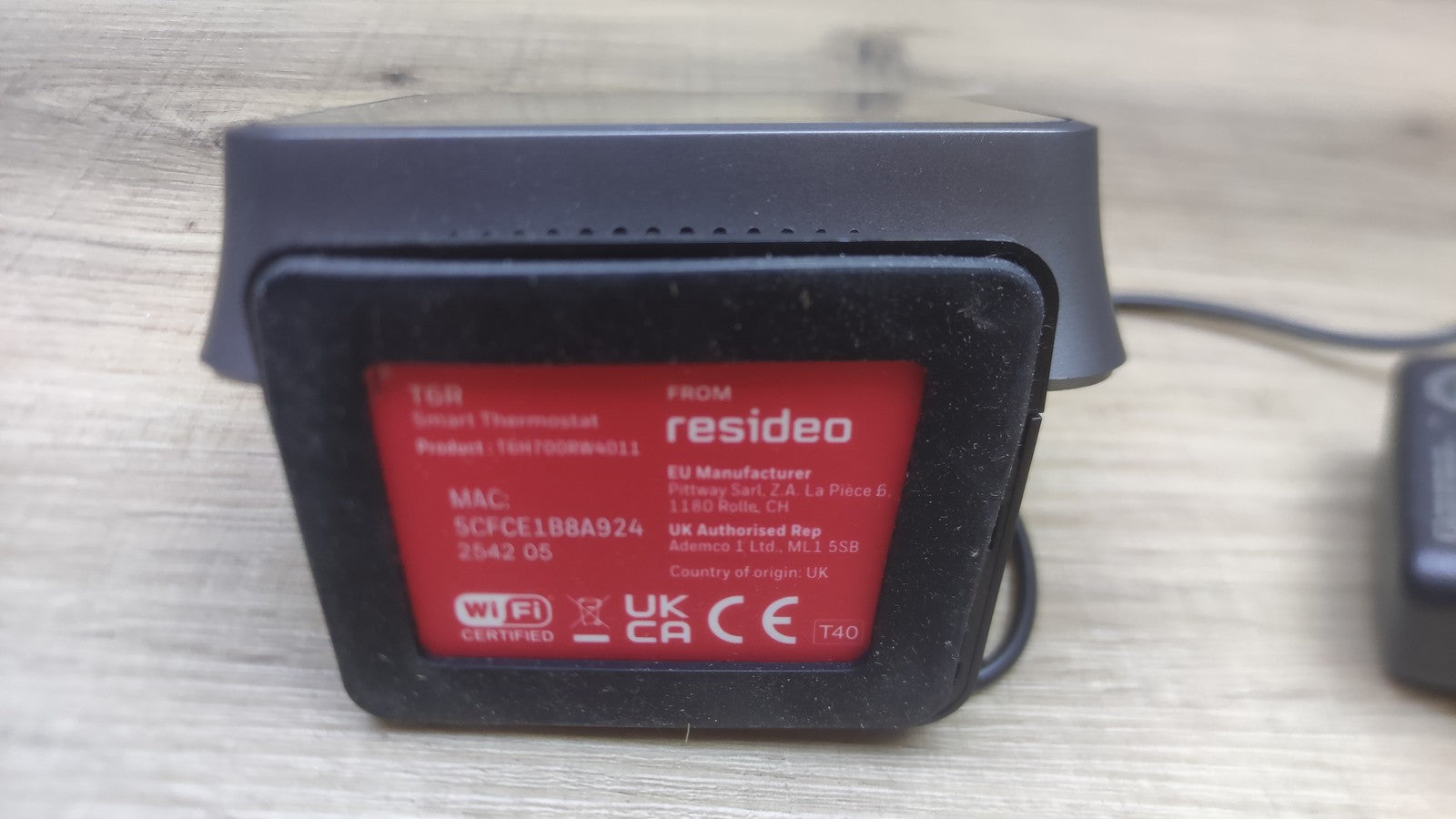 Honeywell Lyric T6R Wi-Fi Raumthermostat mit Empfängerbox, Tischhalter, I38664