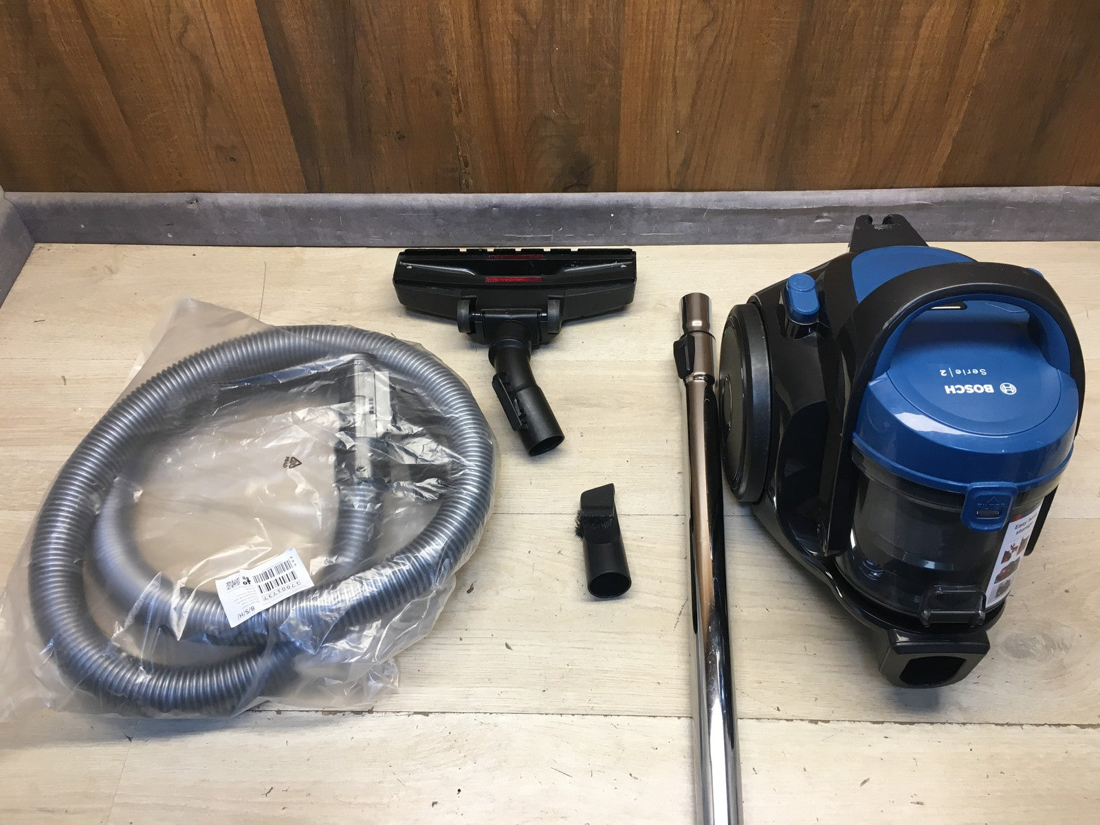 Bosch Serie 2 Staubsauger beutellos BGC05A220A, 700W, I39736