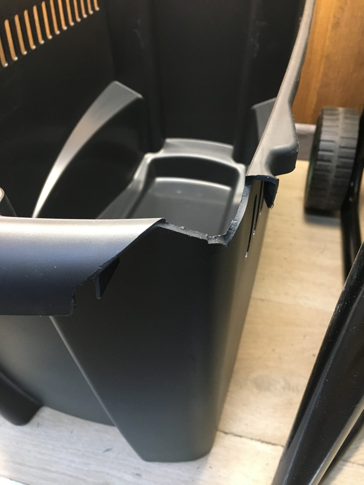 Bosch Leisehäcksler AXT 25 D, 2.500 W, für Hartholz und Dornensträucher, I38270