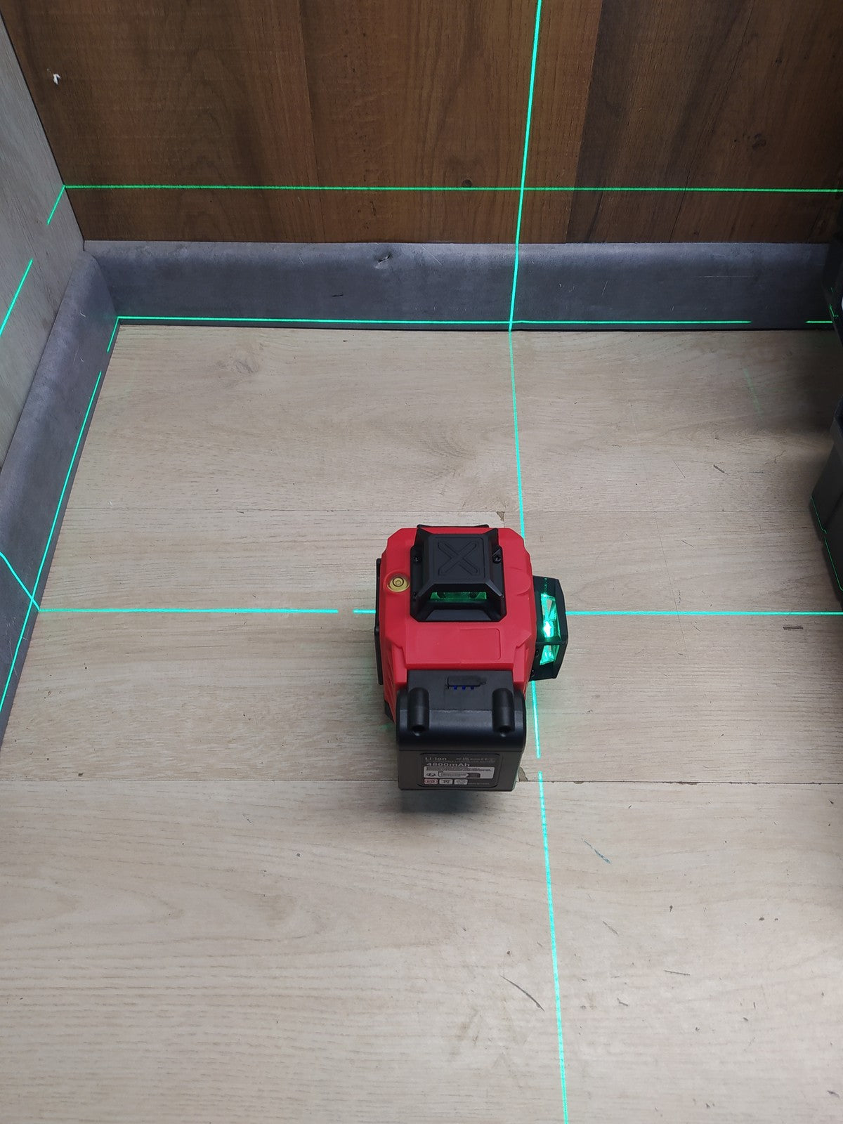 Vahlbeste Kreuzlinienlaser mit Stativ, Laser Wasserwaage mit 2xAkku, I37391