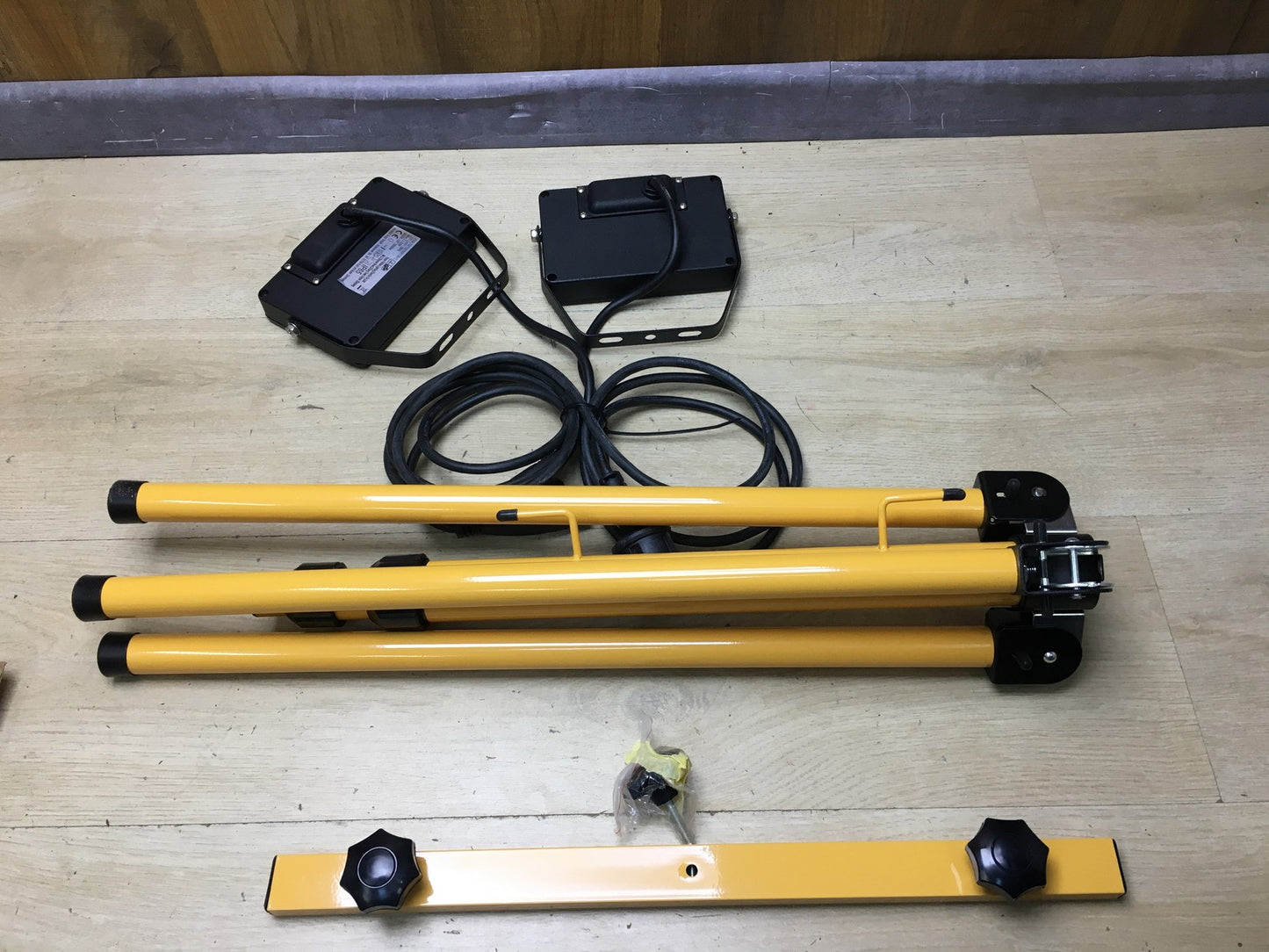 Kopp LED Baustrahler 2x 20 Watt mit höhenverstellbarem Teleskopstativ, I35719
