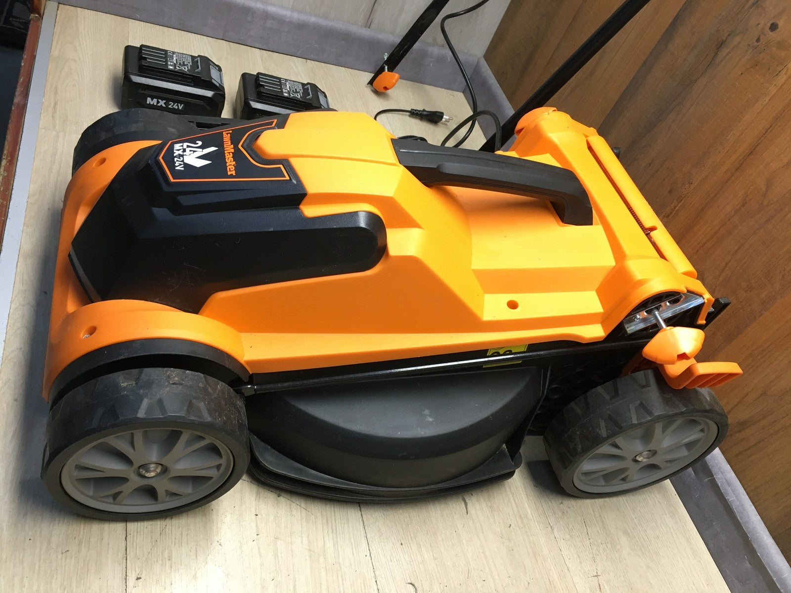 LawnMaster CLMF2434G Akku-Rasenmäher 24V, 34cm, mit 2x Akku, I37048