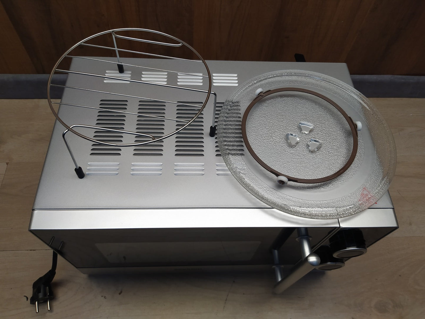 SEVERIN MW 7874 Mikrowelle mit Grill 700 W, 9 Automatikprogrammen, I36421