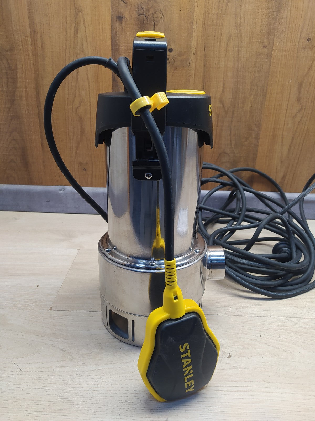 Stanley SXUP1100XDE Tauchpumpe für Schmutzwasser (1100 W, 16.500 l/h), I36493